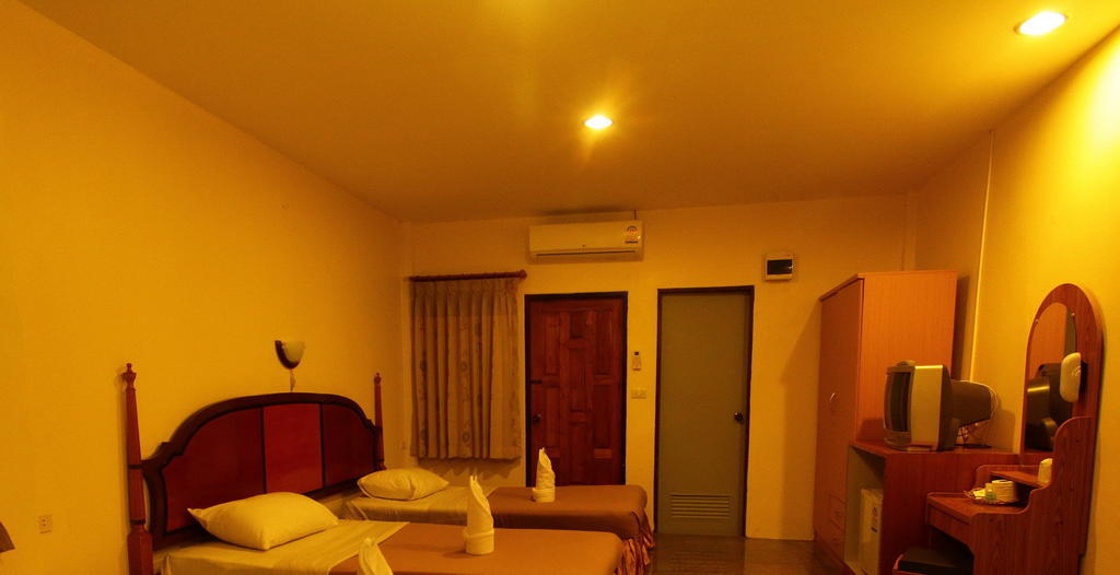 Star Light Beach Resort And Restaurant Chumphon Room photo
