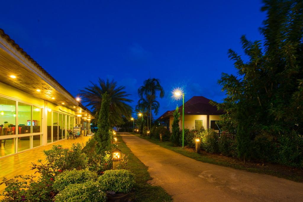 Star Light Beach Resort And Restaurant Chumphon Exterior photo
