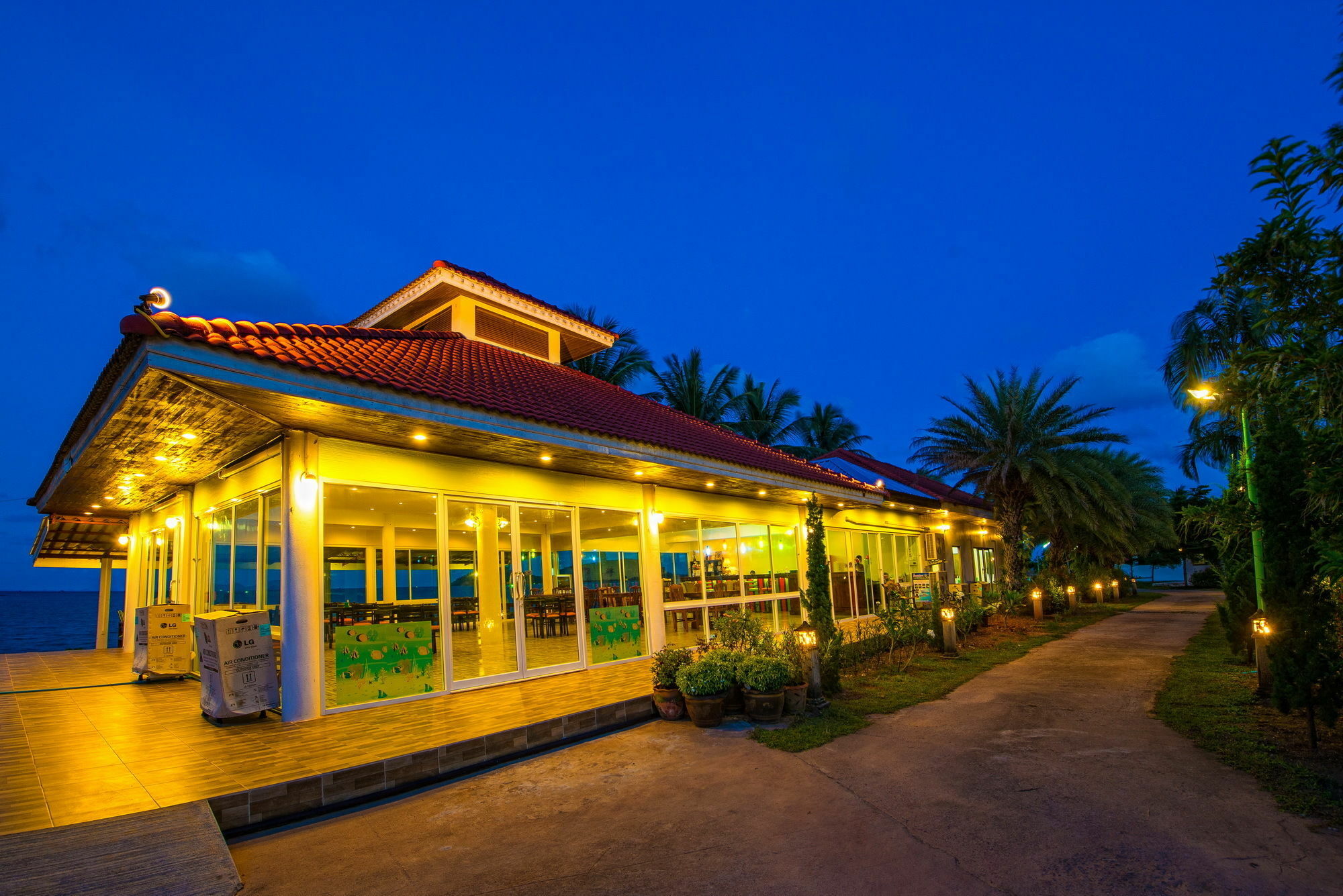 Star Light Beach Resort And Restaurant Chumphon Exterior photo